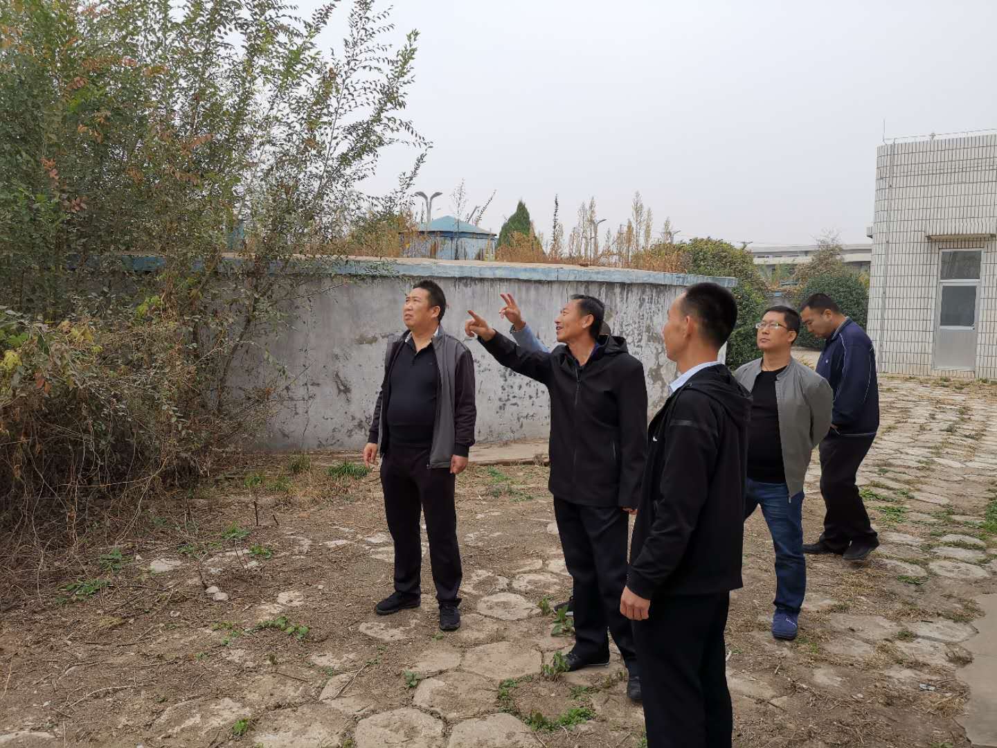 公司總經(jīng)理王建人在供水、污水生產(chǎn)一線開展風(fēng)險隱患排查 (1).jpg