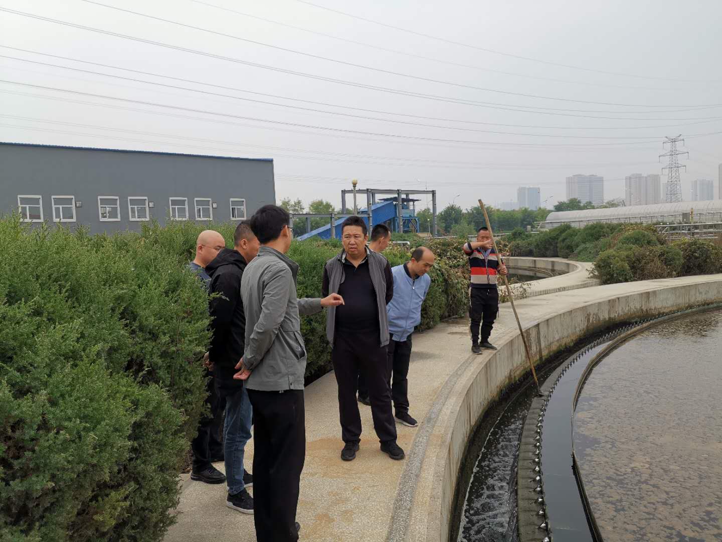 公司總經(jīng)理王建人在供水、污水生產(chǎn)一線開展風(fēng)險隱患排查 (2).jpg