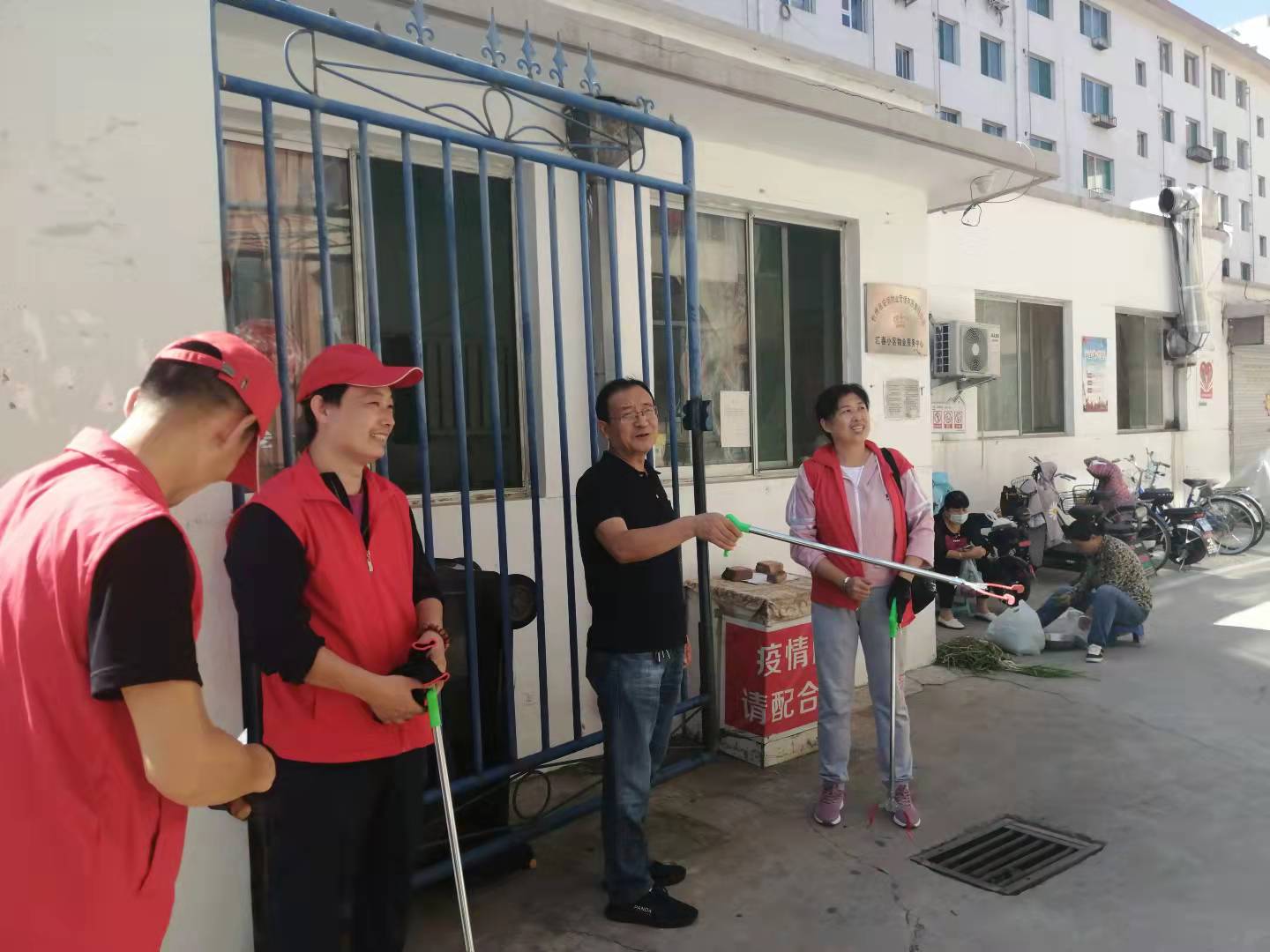 01-9月9日黨委委員、財(cái)務(wù)總監(jiān)辛建人在匯春小區(qū)檢查指導(dǎo)志愿者服務(wù).jpg